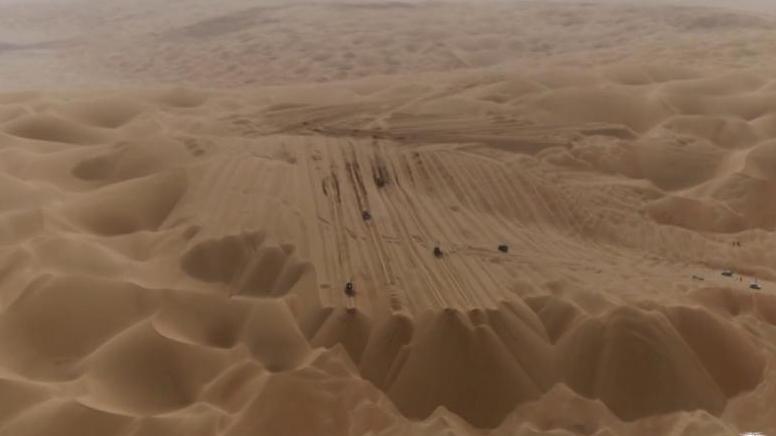 穿越“死亡之海”的第三条沙漠公路