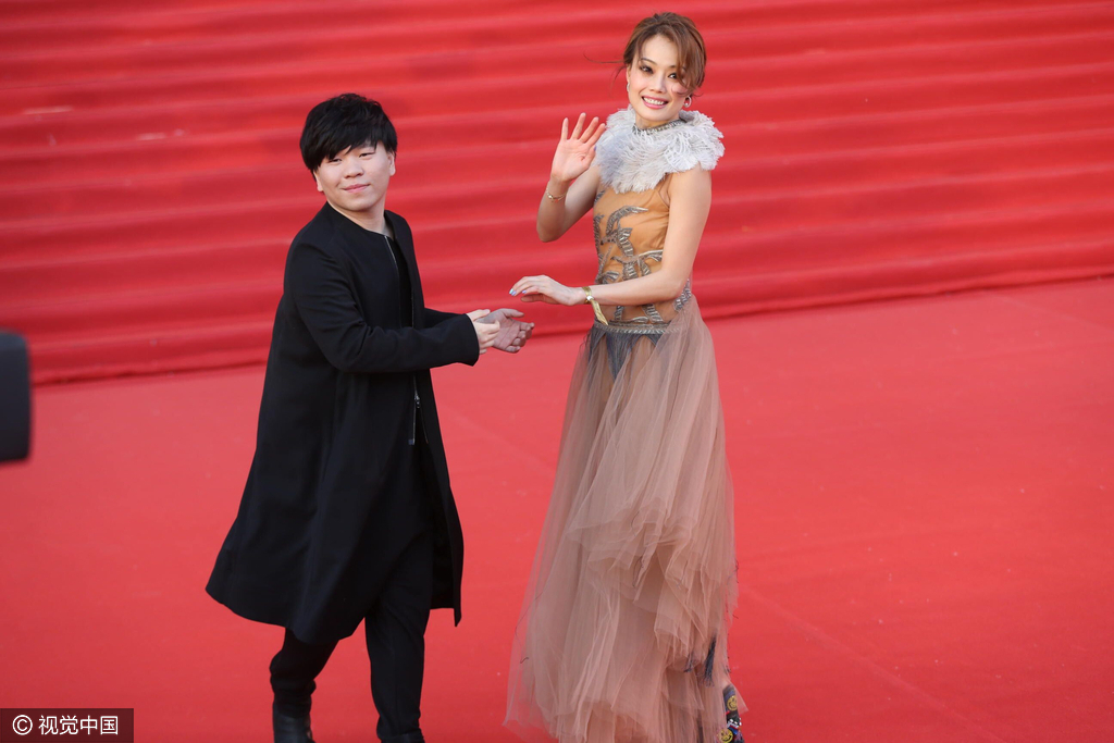 容祖儿身着纱裙牵手常石磊 演绎最萌身高差