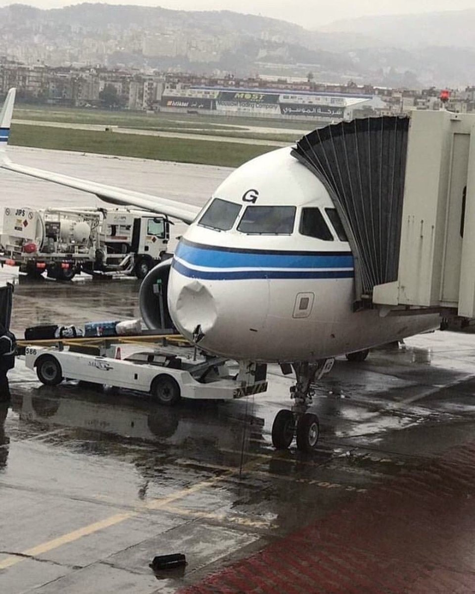 据航空事故网站avherald报道，当地时间4月21日，科威特航空一架A320-200（注册号：9K-AKG）飞机执飞科威特城飞往贝鲁特KU501航班时，在进近贝鲁特机场16跑道阶段遭遇了冰雹，当时飞机巡航高度为8000英尺。飞机安全降落。