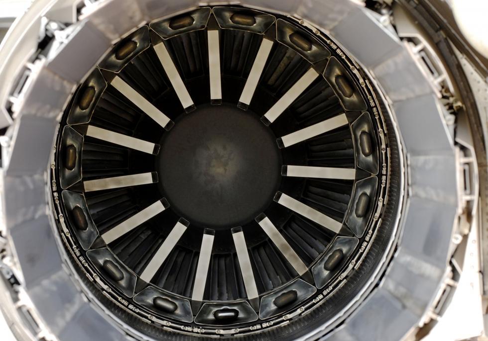 在发动机设计要求中，除要达到高推重比(10)和低耗油率外，特别强调高的可靠性，耐久性和维修性以及低的寿命期费用。