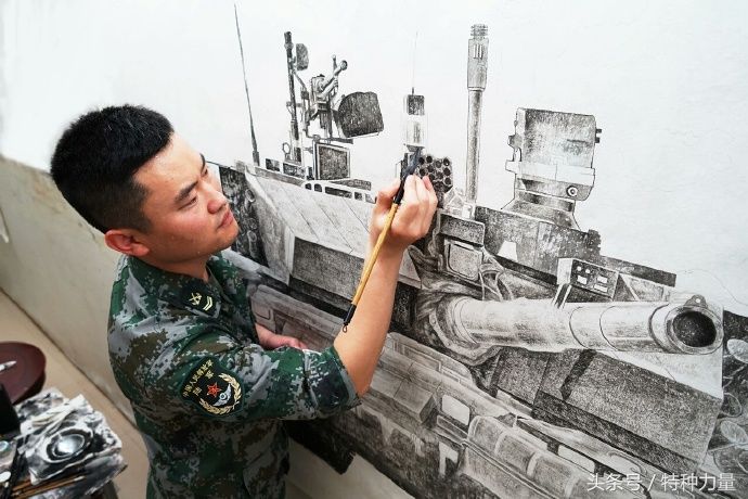 兵哥哥用毛笔画99坦克素描,成品效果太惊艳了