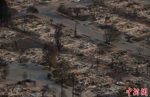 加州山火烧毁3500多座建筑 过火面积等同整个纽约