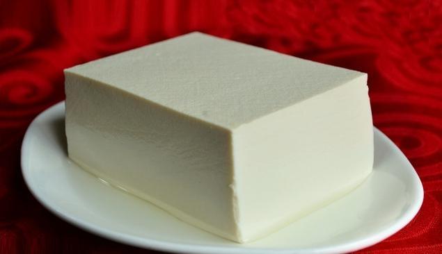 材料:水豆腐100克,酵母粉适量