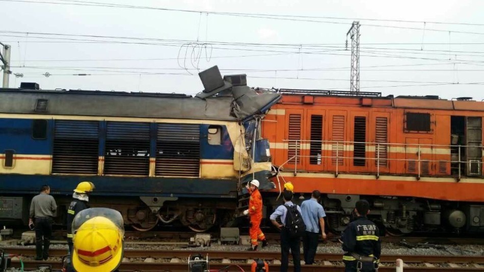 广西防城港两火车头相撞 2名司机被困