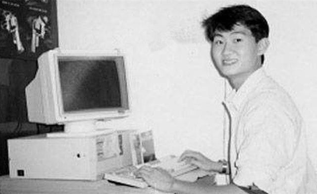 老照片:当兵的王健林,吃盒饭的马云,年轻时的李