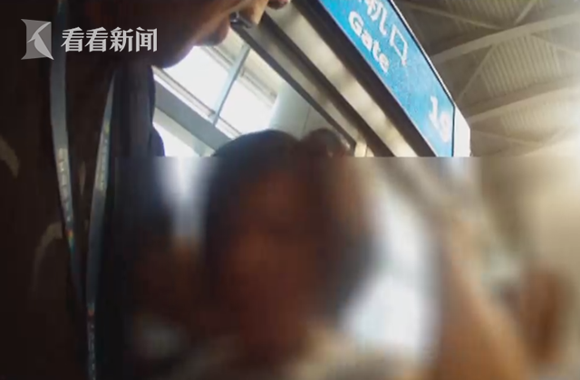 航班延误女子大闹机场 撂倒工作人员后假装瘫倒