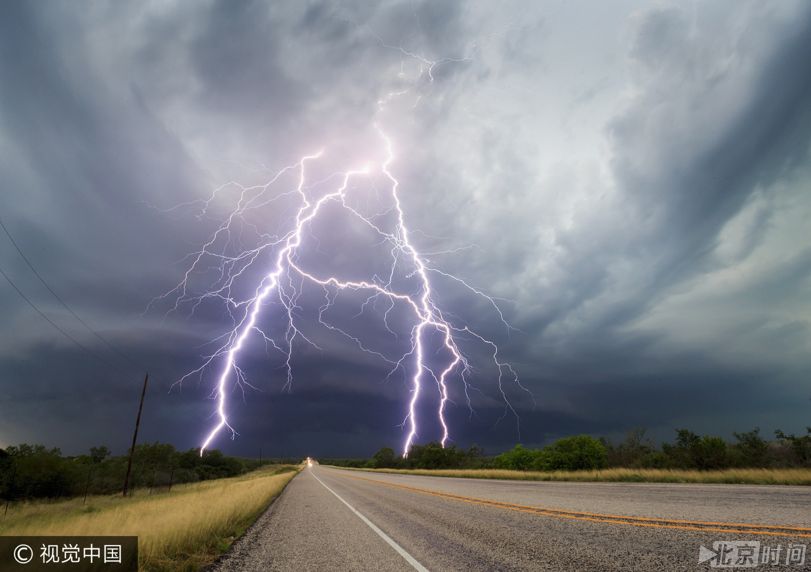 为拍这几张罕见照片 摄影师差点被雷电劈中