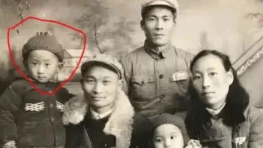 看王健林的老照片,真让人敬佩!网友感慨:不成功