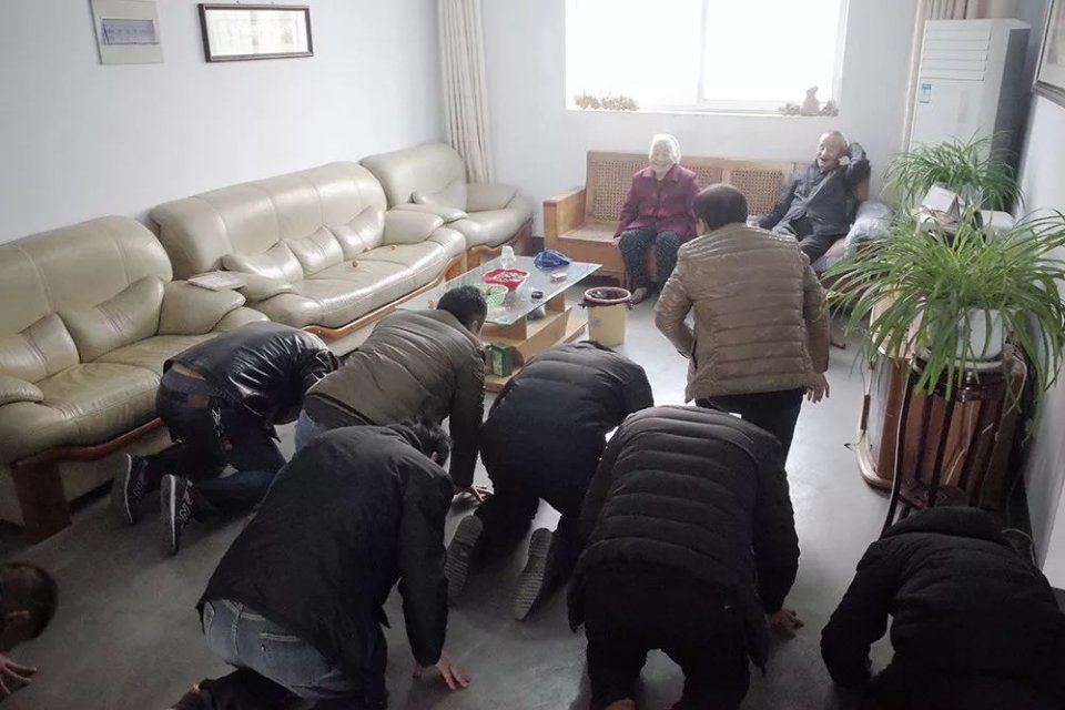 正月初一 山东临沂农村磕头拜年:这一跪拜让人