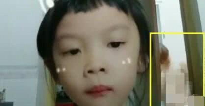 录抖音忘记关闭,妈妈洗澡、换衣服相继被播出