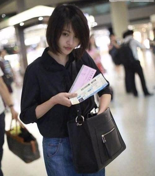 盘点女星机场街拍,热巴超酷,郑爽最随意,吴昕简