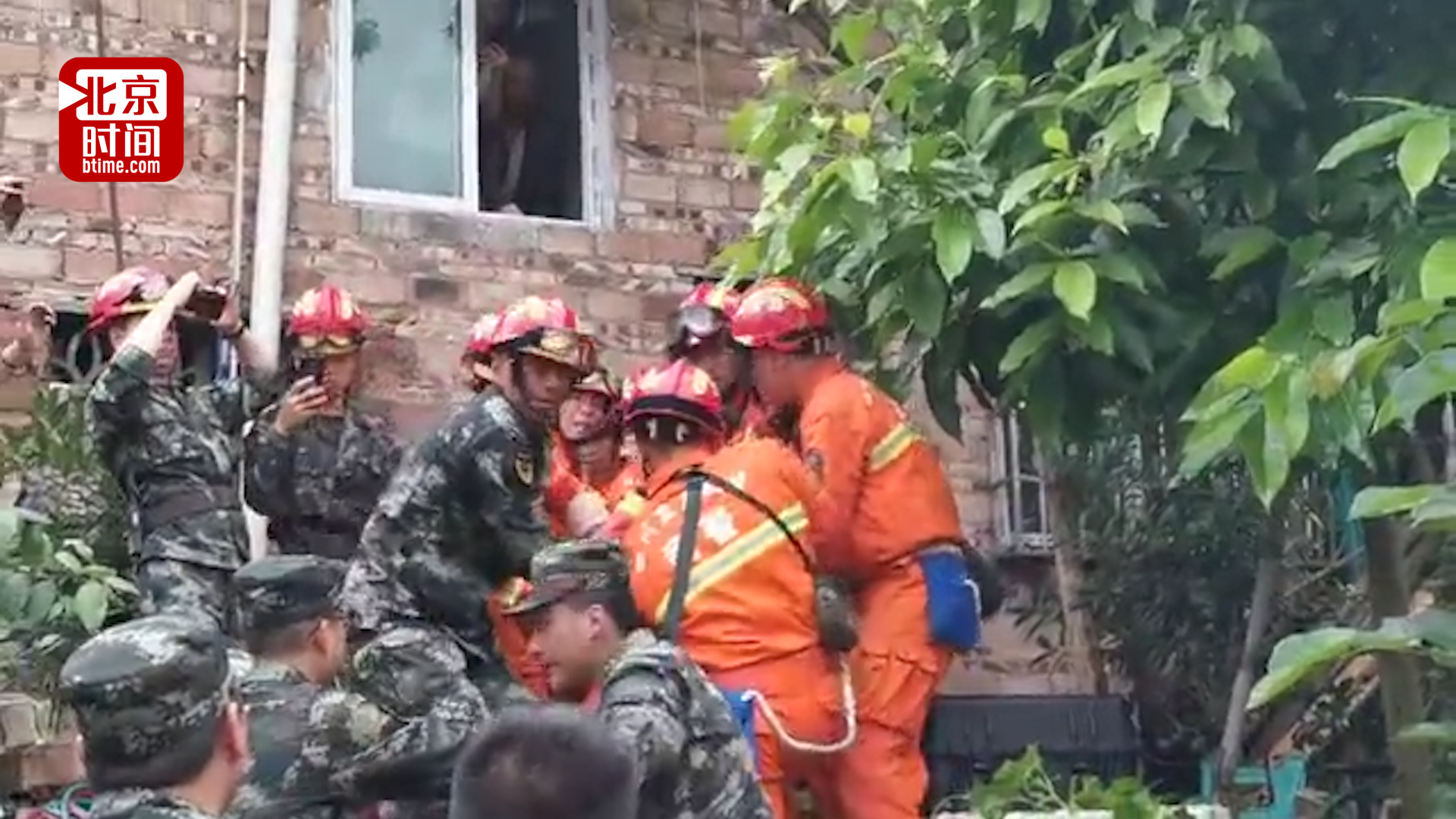 从坍塌房屋中救出一家三口 消防员和武警在地震现场架起生命之桥