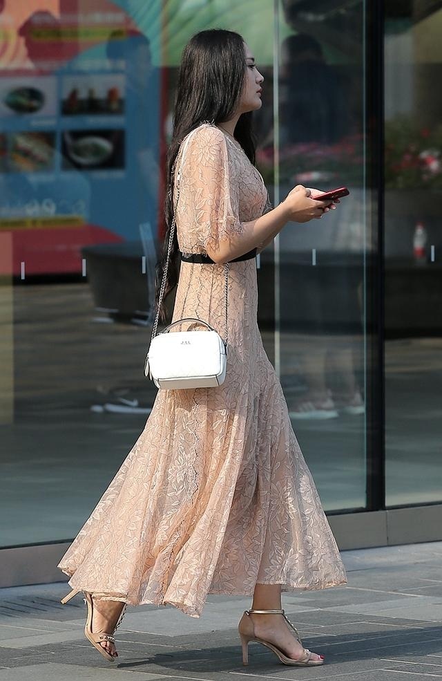 街拍:穿曳地透视连衣长裙,梳过腰披肩长发的美女