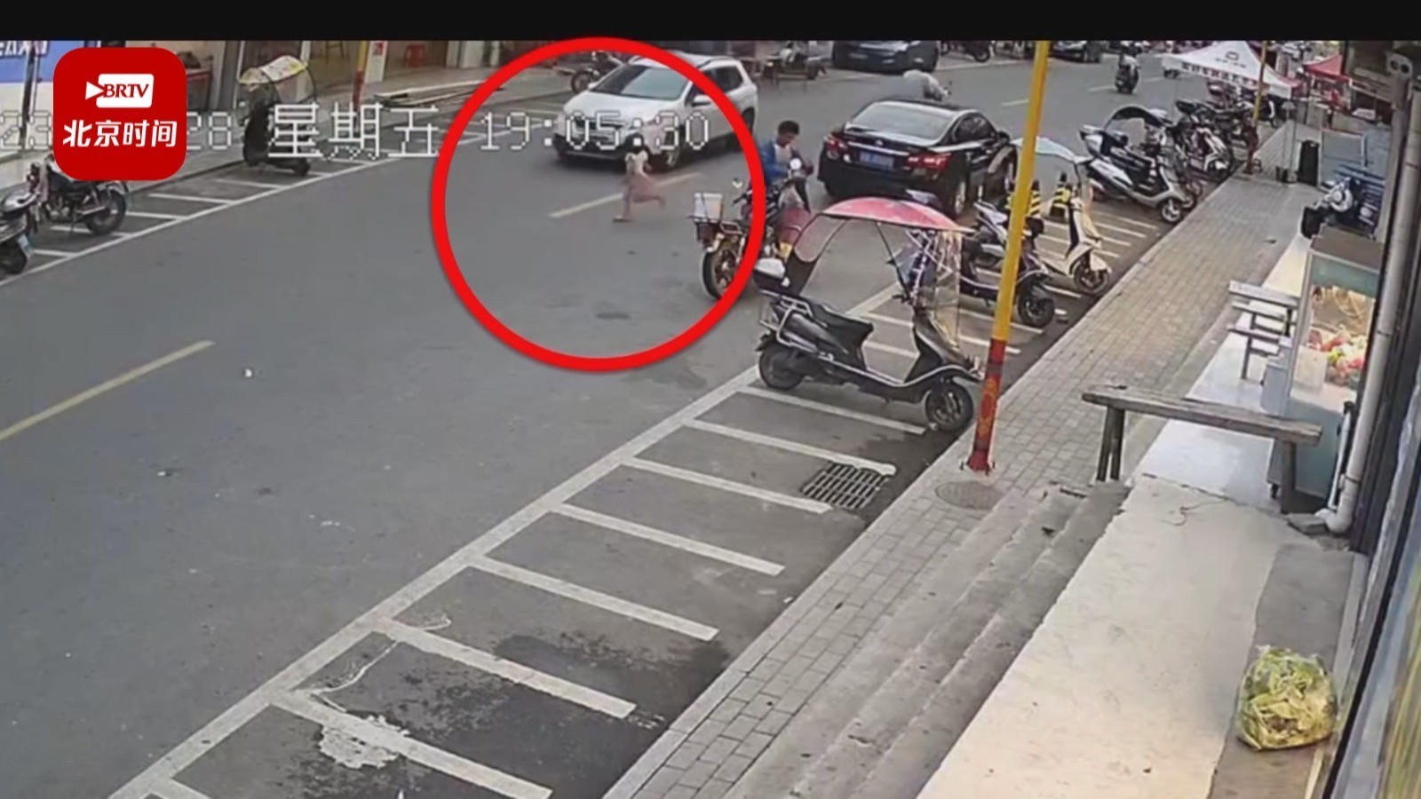 新闻早知道丨女孩“鬼探头”式过马路 被卷进车底