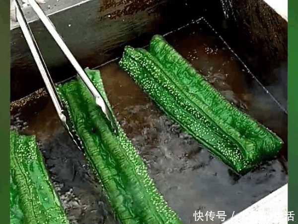 老人街上摆摊卖绿色油条,起初5元没人买,后来