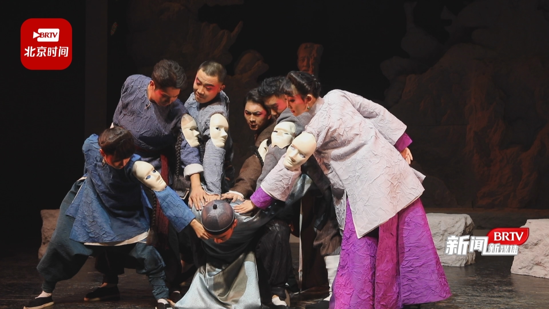 启用青年演员、用面具切换角色，北京曲剧演绎老舍名作《我这一辈子》