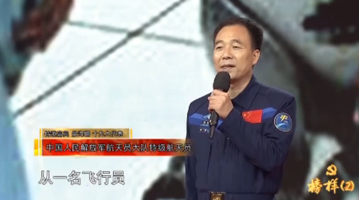 景海鹏现场讲述航天员训练过程