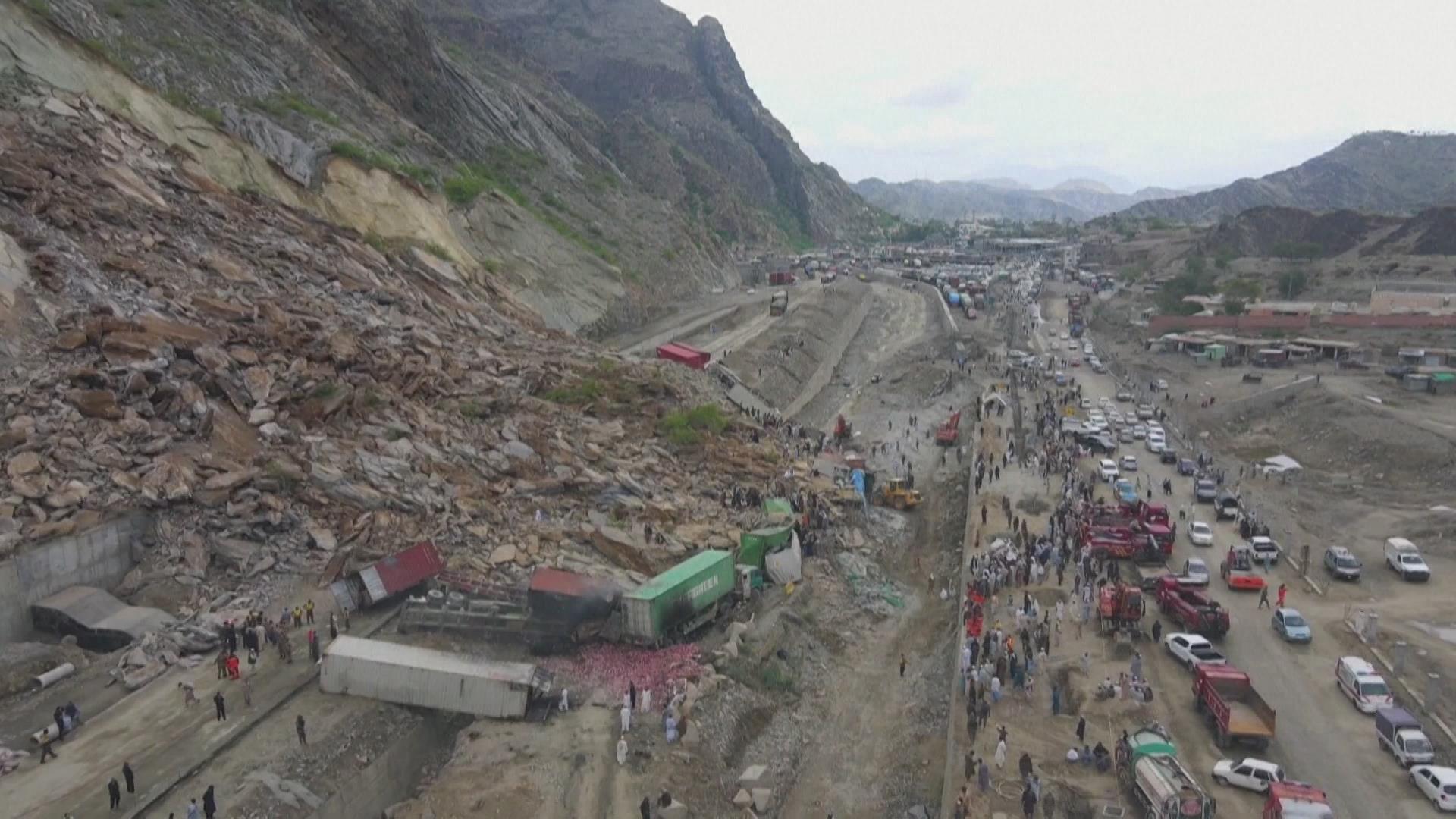 巴基斯坦北部边境山体滑坡救援持续 已致多人死伤 巴基斯坦北部边境山体滑坡救援持续 已致多人死伤