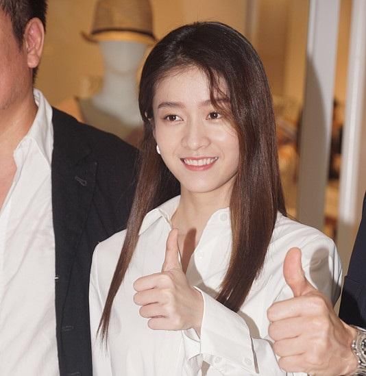 新晋小花张雪迎着白衬衣搭牛仔裤显黄金比例身