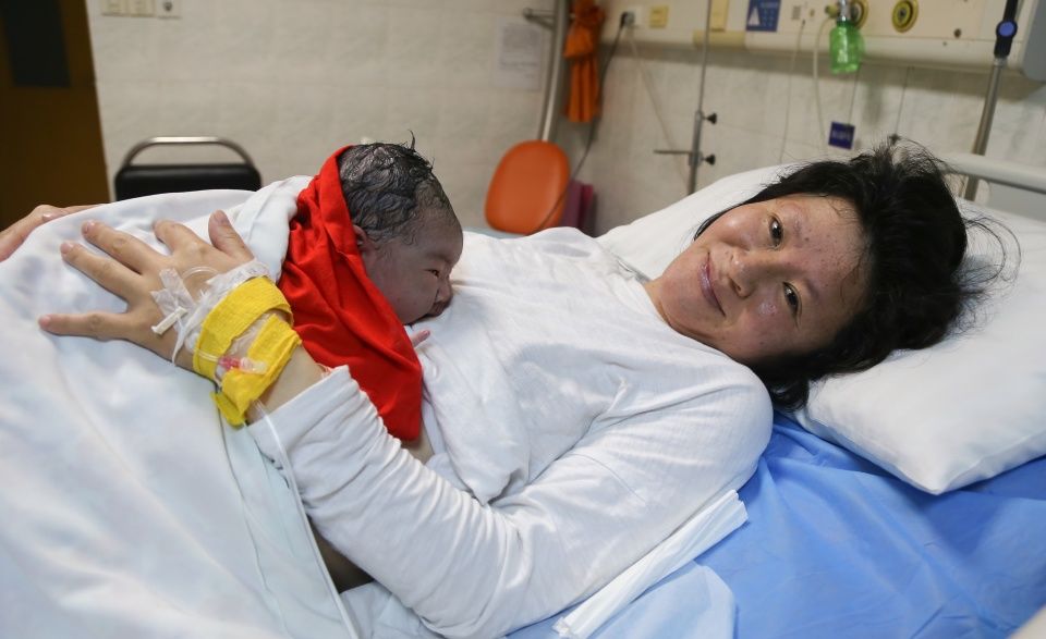 二胎妈妈生产长达30多小时,看到孩子的瞬间留下了泪水