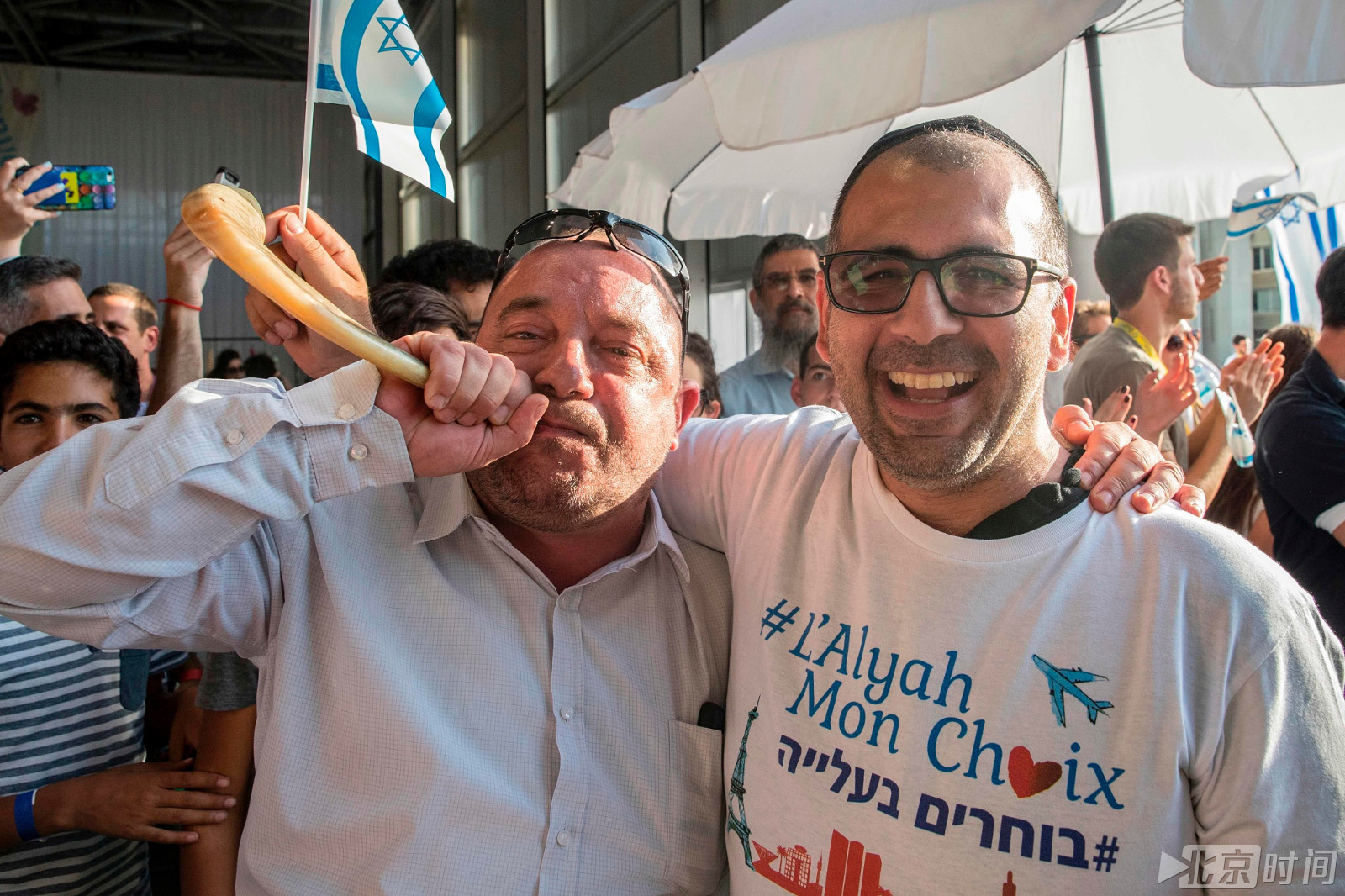 法国犹太人移民抵达以色列 机场激动亲吻大地