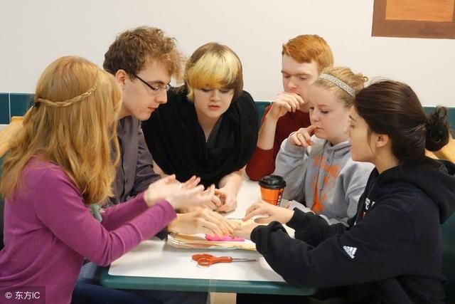 为什么美国人很少有低头族的出现?他们是不