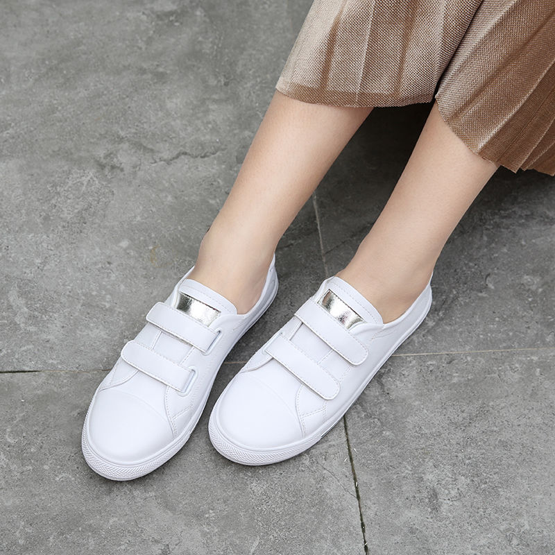 春天穿小白鞋,配上一条文雅的连衣裙,清新可爱