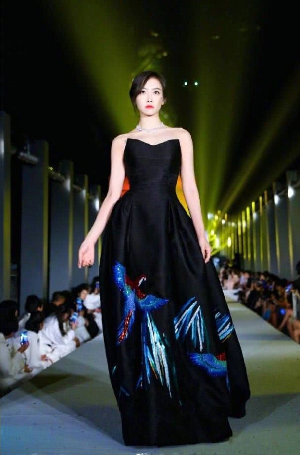 宋茜穿黑色礼服上T台秀,衣服上的孔雀,有高大