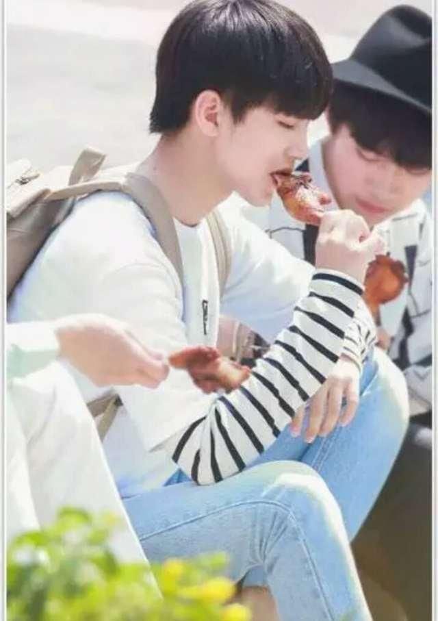 宋祖儿5毛钱小零嘴吃到不能停,看杨紫曾敞开肚