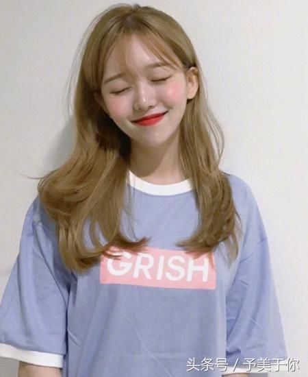 2018最新中长发卷发发型,发尾微卷设计温柔又