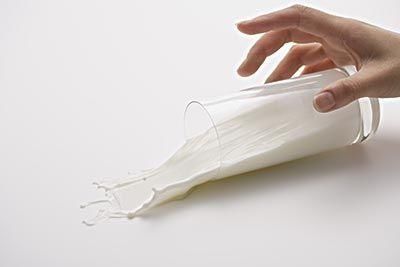 8岁男孩尿血不止,医生说出原因,妈妈不许奶奶