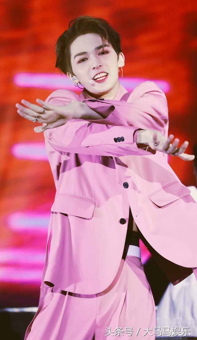 乐华七子成都见面会,朱正廷暴瘦的美颜,红了眼