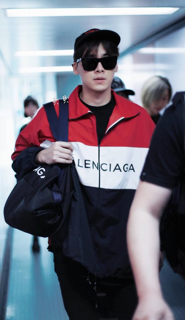 巴黎世家又一爆款!景甜靠它上热搜,撞衫李易峰