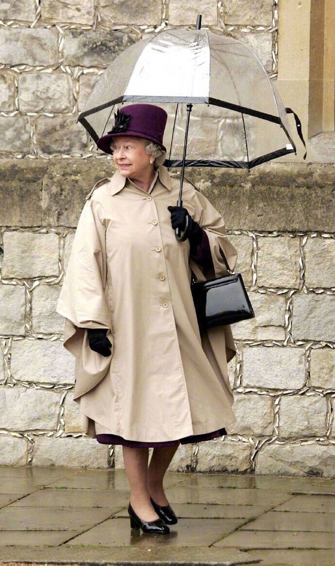 91岁英国女王连雨天都这么时尚!真是美了一辈