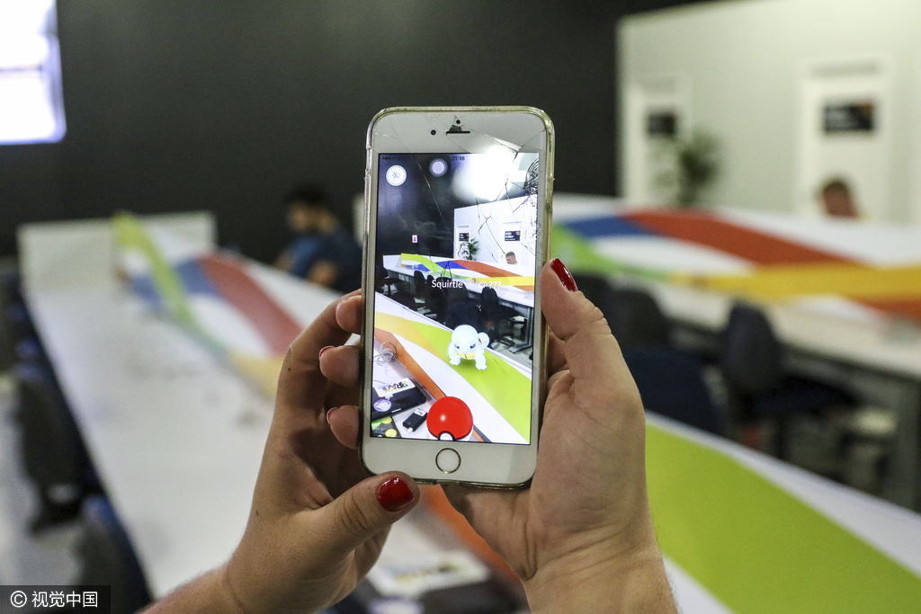 全球年轻人扎堆捧手机"捉妖"