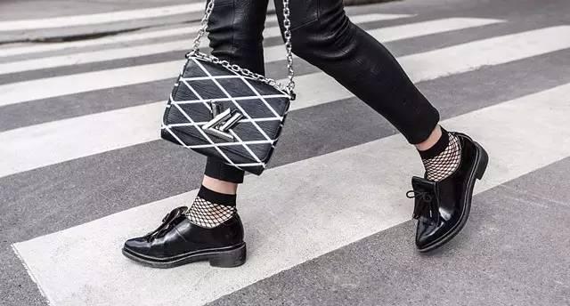 爆款女王杨幂迪丽热巴都穿的渔网袜你却觉得俗