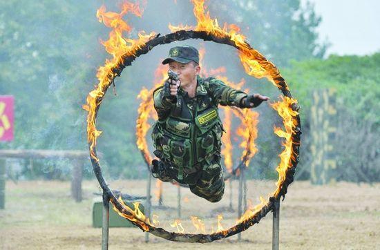 14岁下身瘫痪,40岁伤成木乃伊,遇到吴京这样