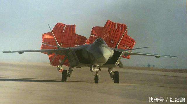 为何美国飞机降落时, 从不使用减速伞? 这个技