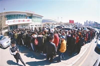 沈阳:为了买到CBA总决赛门票 200多人半夜排