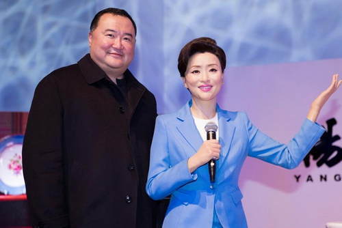 杨澜一家四口照,16岁女儿吴所惧好像妈妈小时候 杨澜一家四口照,16岁女儿吴所惧好像妈妈小时候