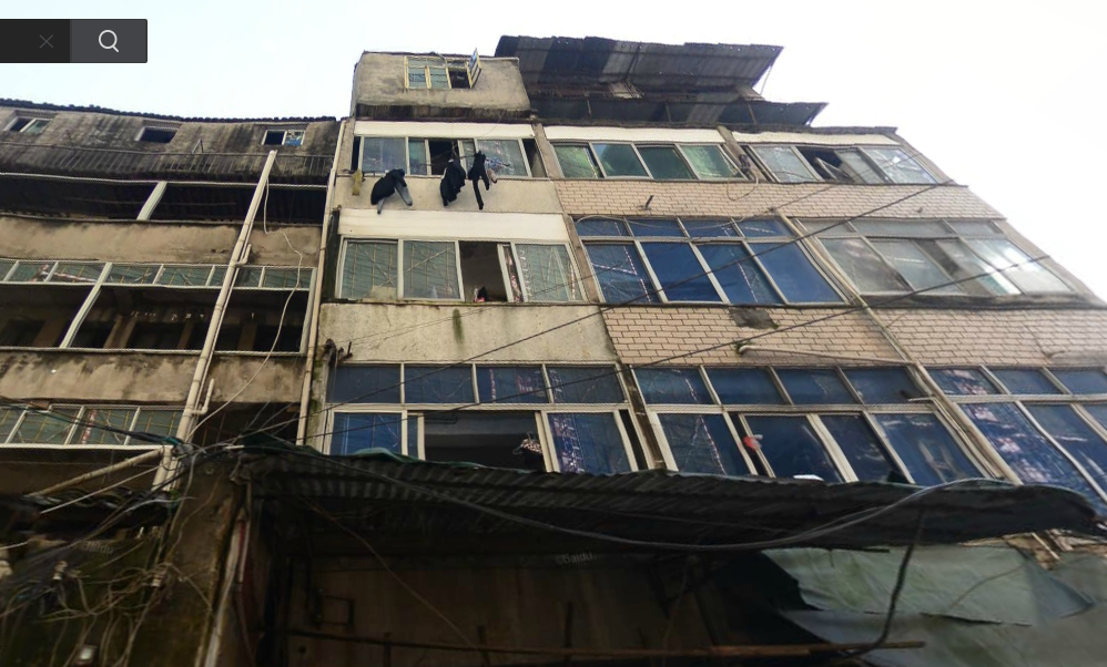 楼体外侧看上去有一些当地居民自己搭建的棚顶物品，目前不清楚在楼体倒塌前这些物品是否还在。
