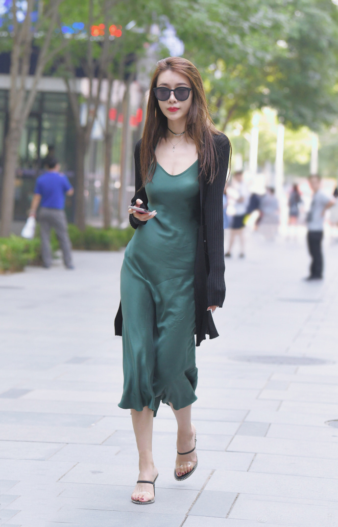 街拍:形象气质兼备的长发美女,一袭绿色长裙,撩