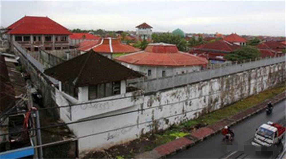 坐冤狱,吃蟑螂,摔断腿,捅瞎眼,被活埋,一切只因