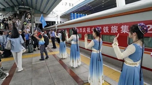 2023年首趟“京和号”旅游专列发车 全程16天