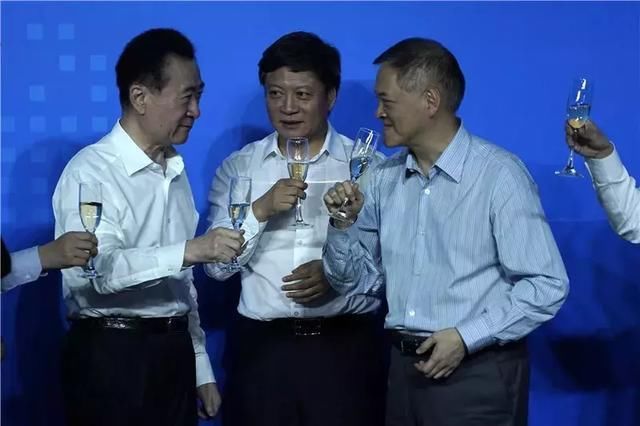 万达的2017:王健林落泪回顾30年创业史,变卖资