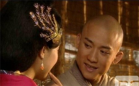 南北朝同样有一位有和尚情人的胡太后，丈夫死后她经常以礼佛为名去寺院，不仅和和尚昙献经常在寺院私会，还把自己去世的丈夫的龙床都搬进禅房，十分荒唐。甚至为了便于礼佛她还经常以礼佛之名招昙献和大批和尚进宫。