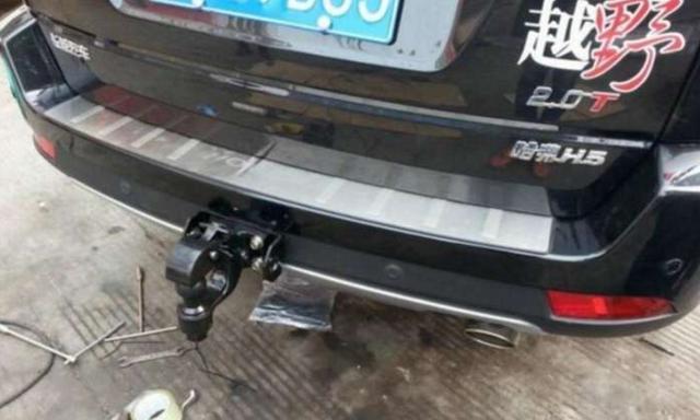 带流氓钩的哈弗H5被大众追尾,车主下车后坚称这是非法改装 带流氓钩的哈弗H5被大众追尾,车主下车后坚称这是非法改装