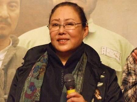 33岁拿下双料影后,3婚带着女儿嫁瑞士男人,如今坐着轮椅回国