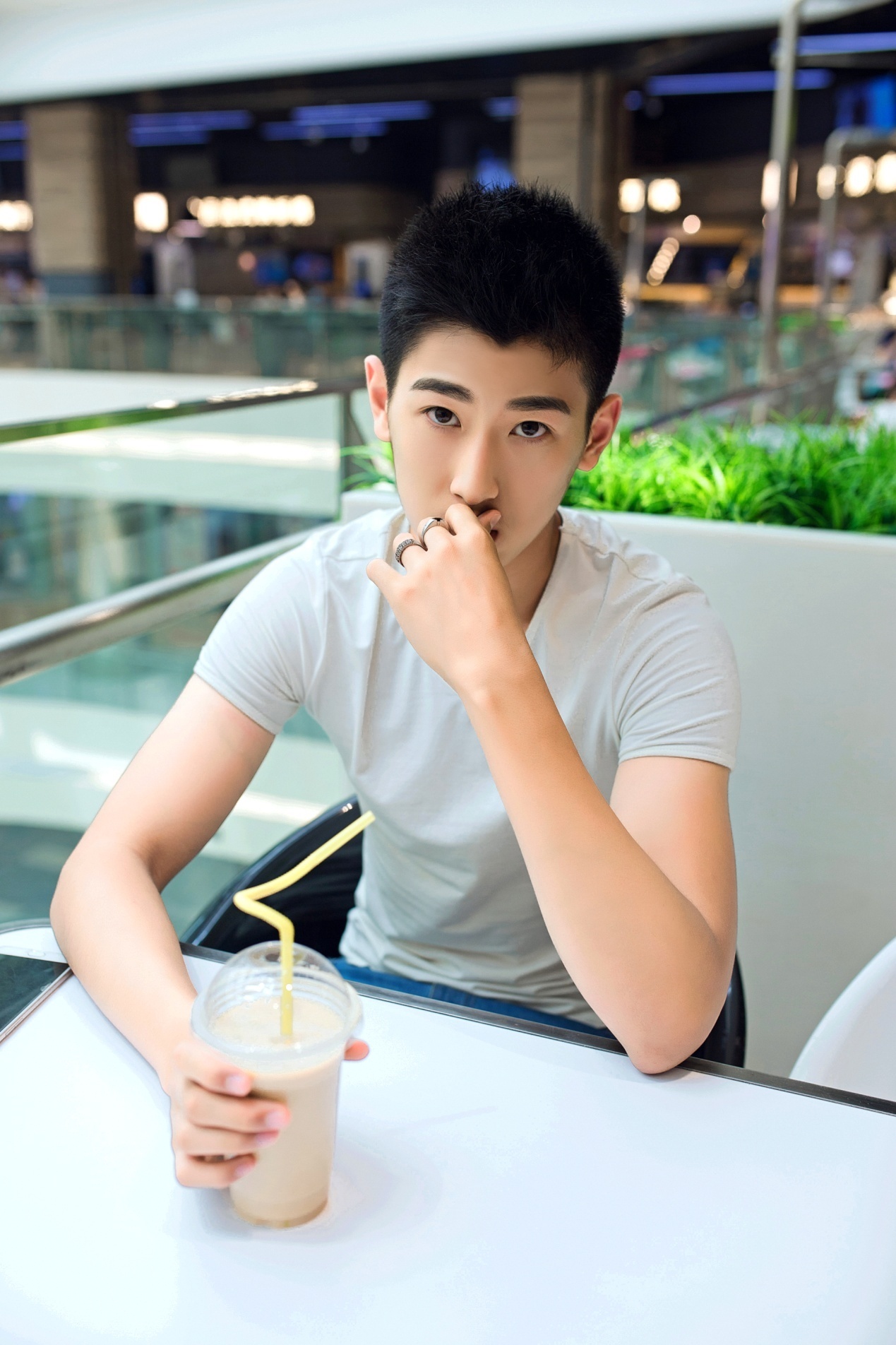 17岁大连暖男邵展华活出明星般的奋斗状态