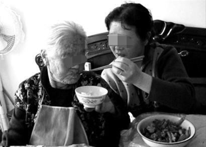 穷女儿给母亲养老,遗产全给儿子,只扔给女儿一